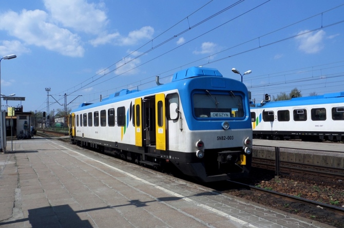 SN82-003 jako pociąg os. do Cieszyna na stacji Czechowice-Dziedzice.