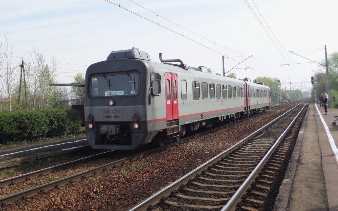 SN83-003 DH3231 jako pocąg osobowy Kolei Śląskich do Cieszyna na stacji w Zabrzegu.