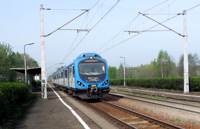 EN57-730 japo pociąg przyspieszony KS 44012 z Wisły Głębców do Katowic wjeżdża na stację w Zabrzegu.