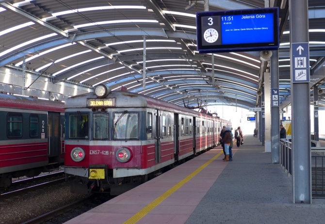 EN57-625 jako poc. IR 46105 "Rudawy" do Jeleniej Góry na stacji początkowej w Katowicach.