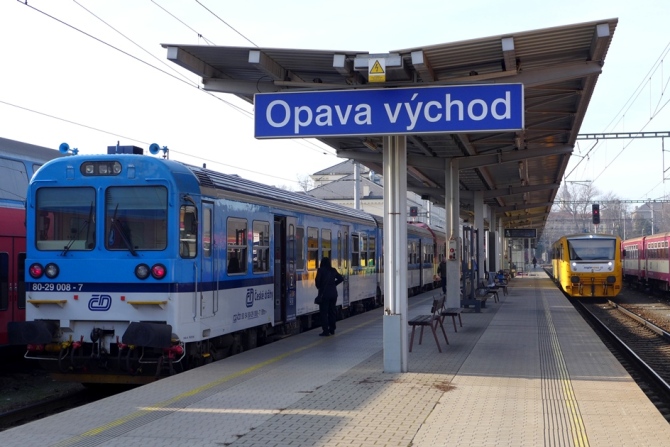 Na stacji Opava východ poc. pos. do Ołomuńca i os. do Hlučína.