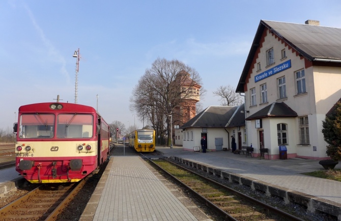 Na stacji Kravaře ve Slezsku krzyżują się pociągi jadące w trzech kierunkach.